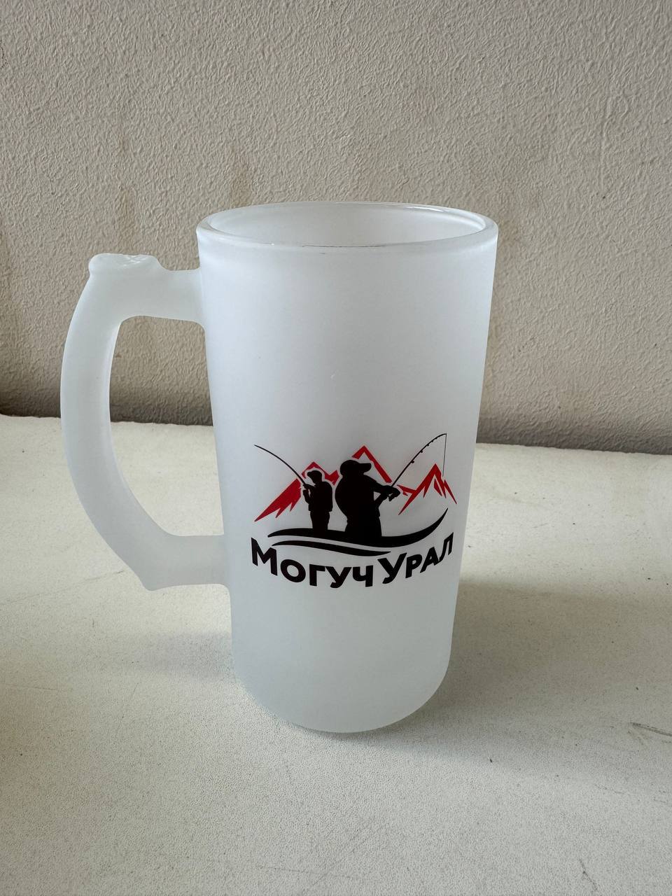Матовая стеклянная пивная кружка с печатью «Могуч Урал»