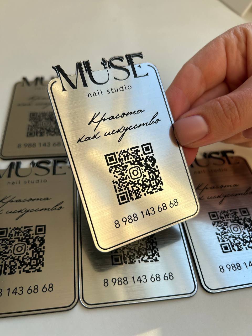 Металлические визитки с QR-кодом для ногтевой студии